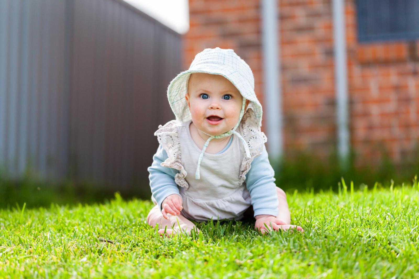 Baby met zonnehoed