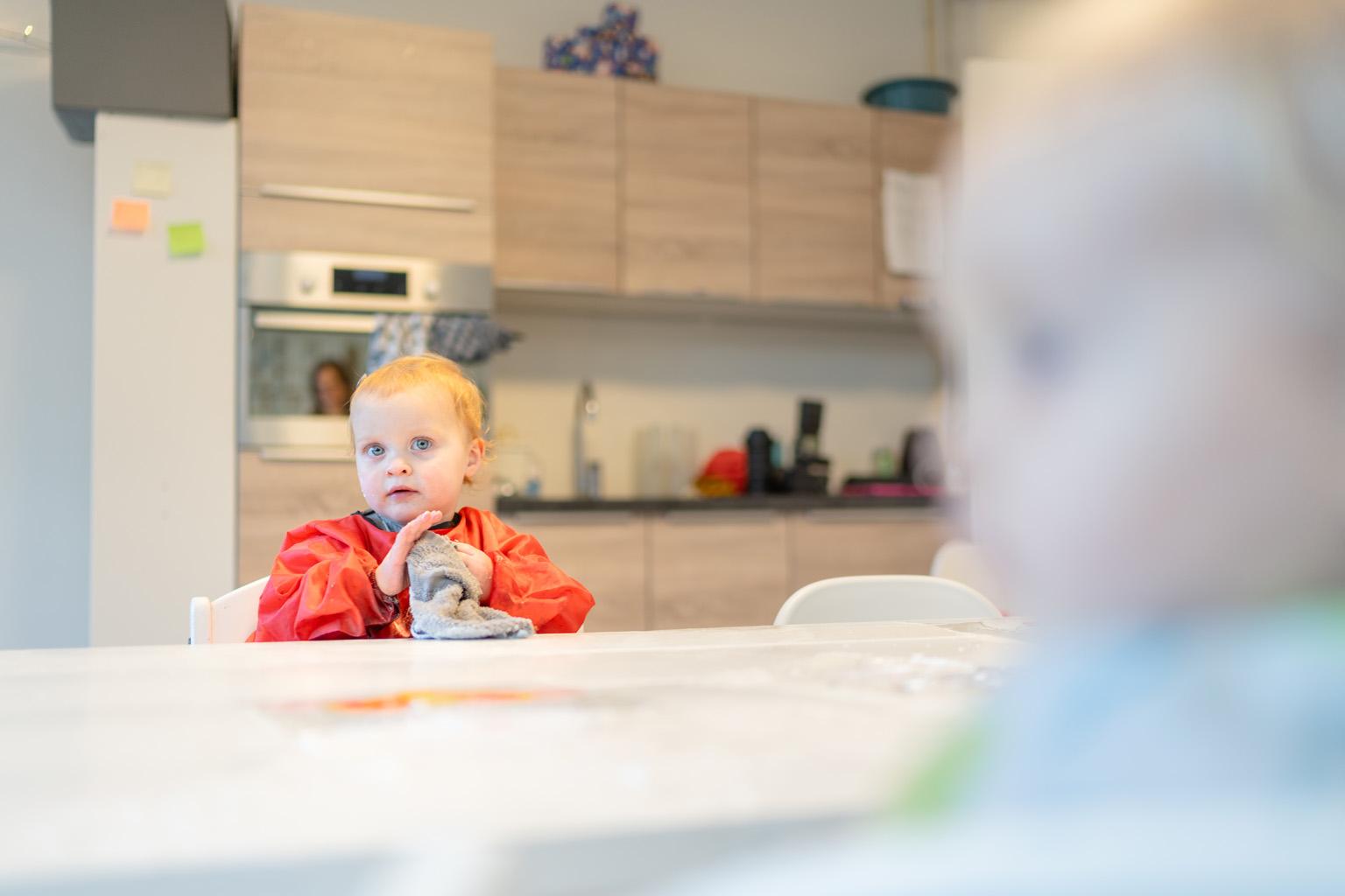 Meisje zit aan tafel