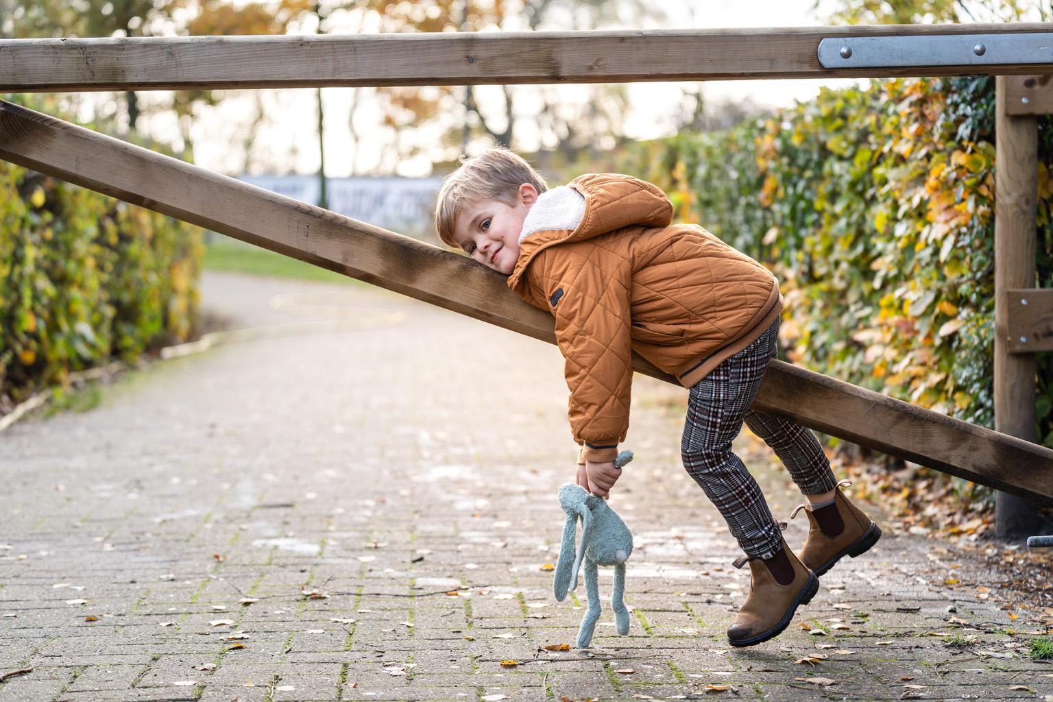Jongen alleen op een hek