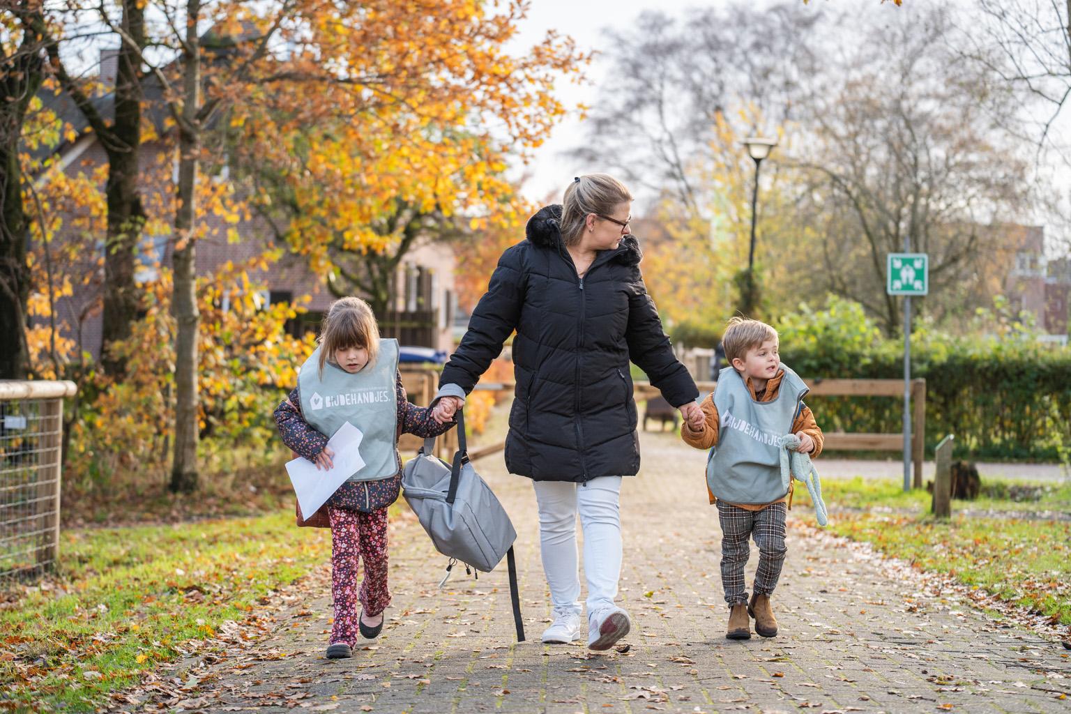 Kinderen bij BSO BijdeHandjes met pedagogisch professional aan het wandelen