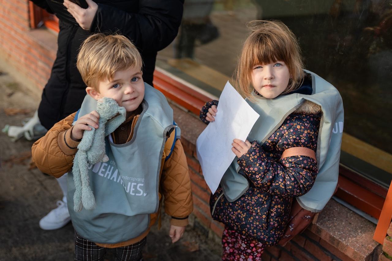 Jongen buiten met knuffel bij Christelijke kinderopvang BijdeHandjes