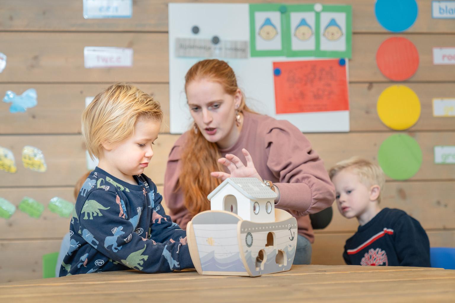Kind en pedagogisch professional kijken naar Ark van Noach