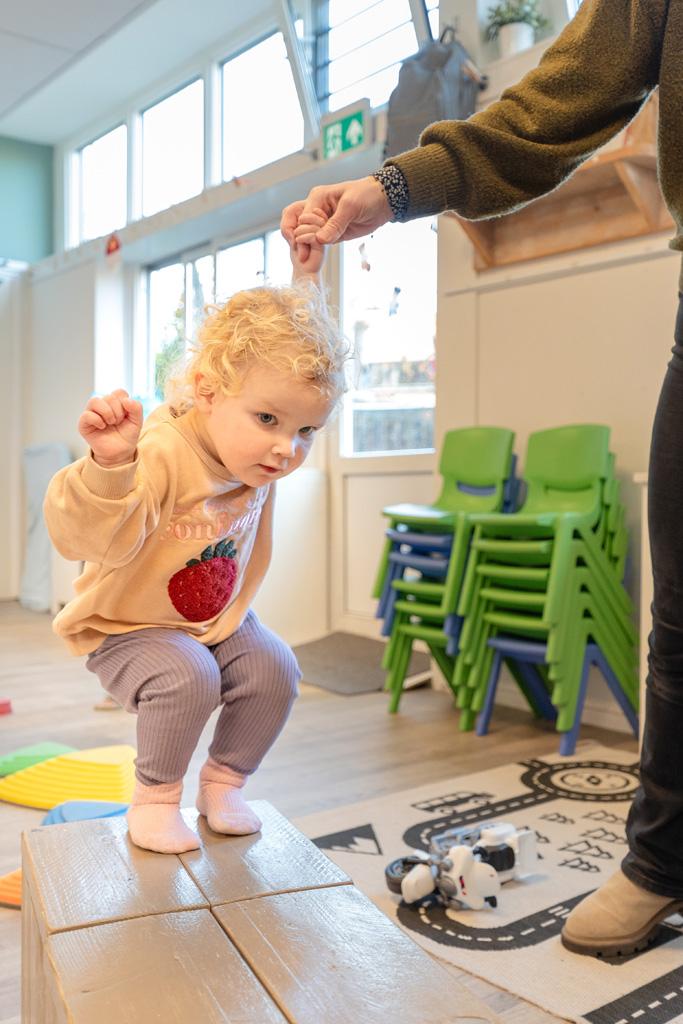 Meisje doet peuteractiviteit