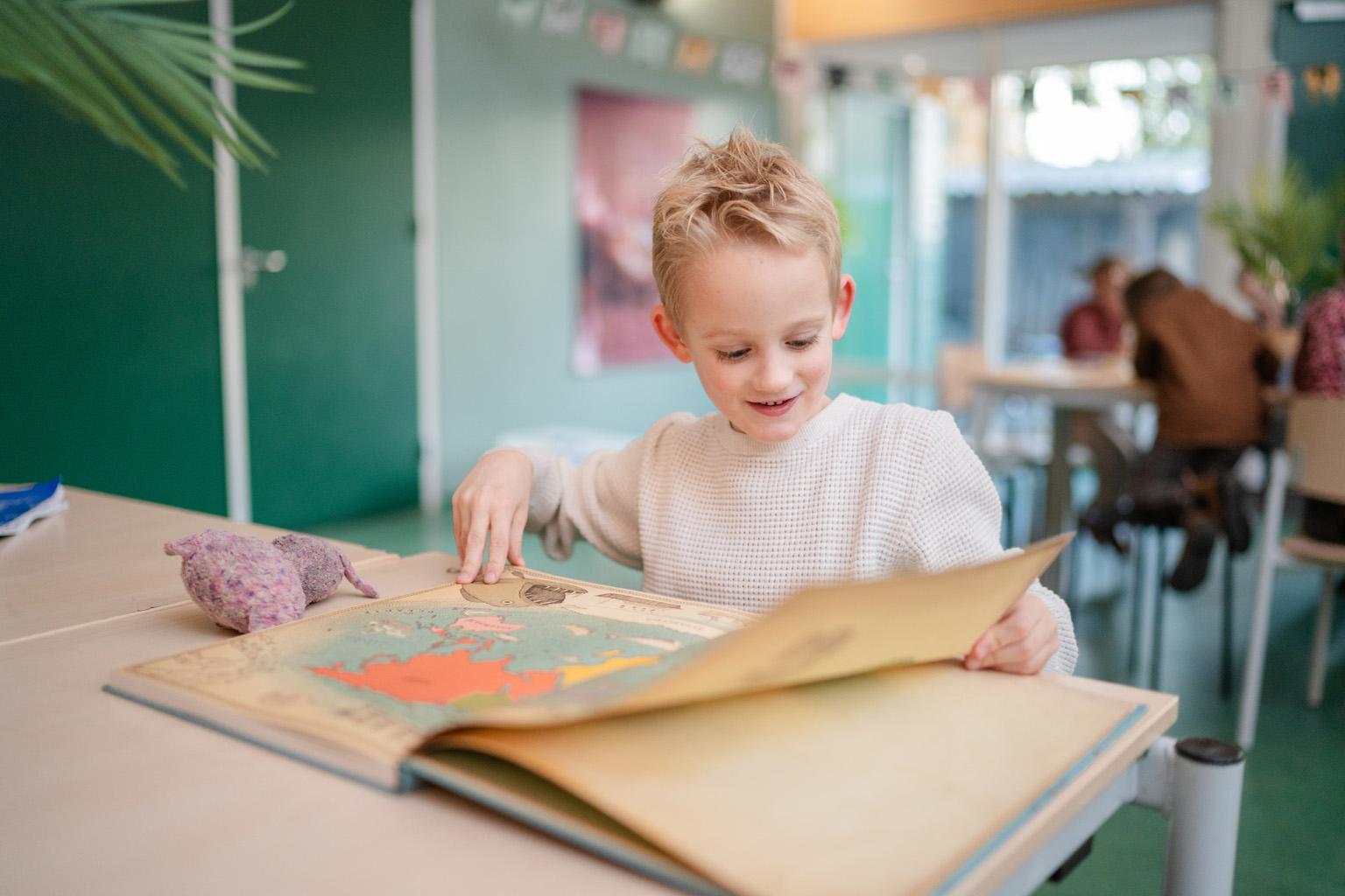 Jongen leest in Atlas
