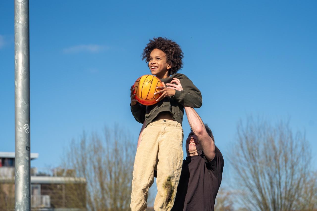 Kind speelt met een bal op BijdeHandjes Sport BSO