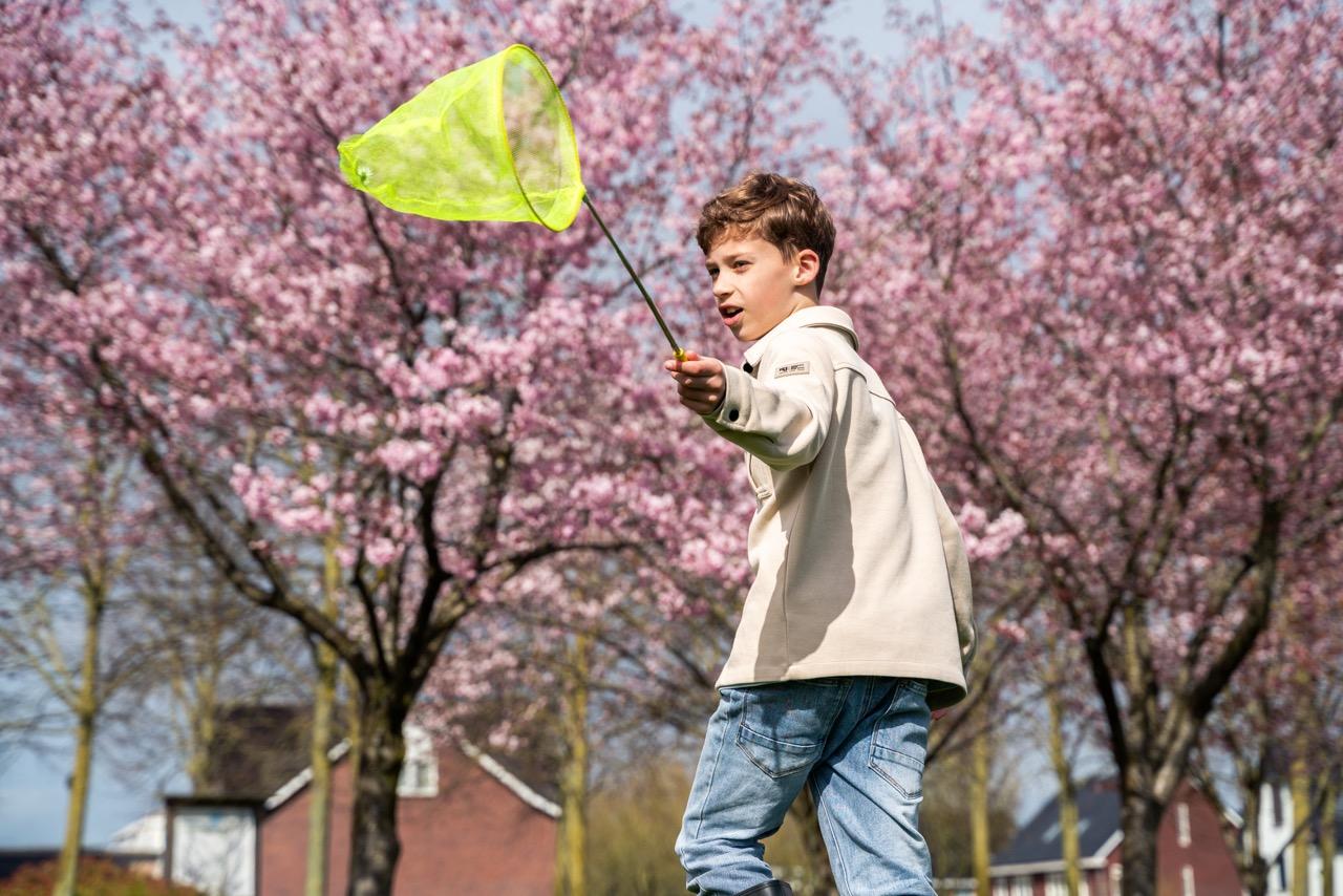 Kind speelt op de BSO van BijdeHandjes met een netje