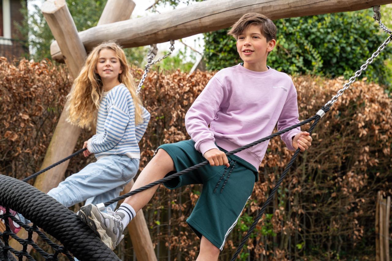 Twee kinderen op de BSO op een schommel