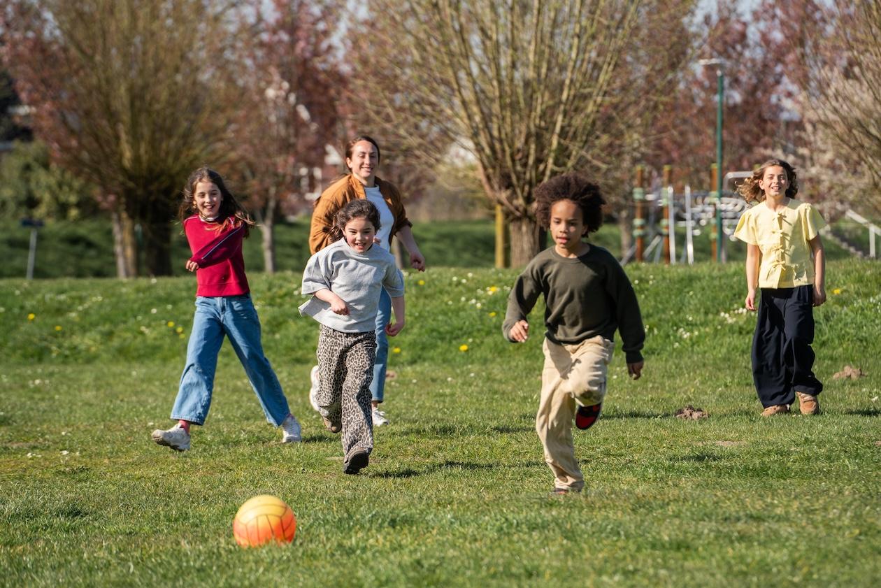Kinderen rennen achter bal aan bij BijdeHandjes